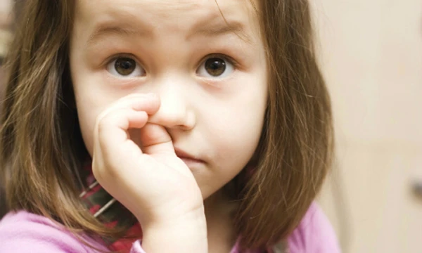 Thói quen ai cũng mắc có thể gây nhiễm trùng não... lý do bất ngờ