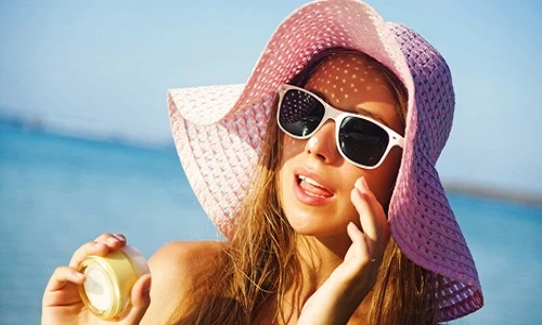 Đây là lý do bạn nhất định phải đeo kính râm khi ra nắng 