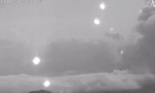 Rùng mình hình ảnh vật thể lạ nghi UFO đi khám sát