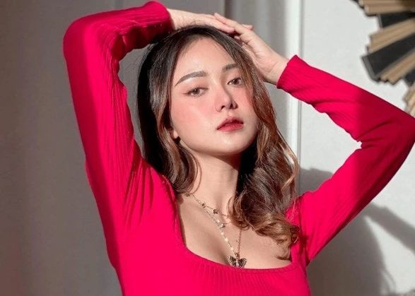 Từng là “thiên thần đồng phục”, hotgirl “bẻ lái” gu thời trang rực lửa