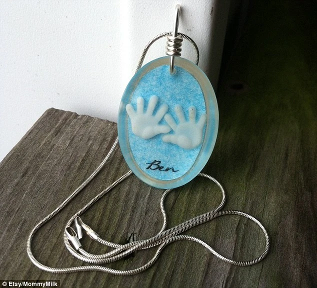 Đua nhau dùng sữa mẹ đúc thành trang sức đeo cho con