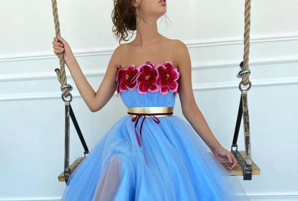 Kinh ngạc váy áo đẹp như cổ tích của cô gái nghèo tài ba