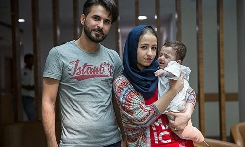 Ca phẫu thuật kỳ tích cho bé 5 chân như quái vật