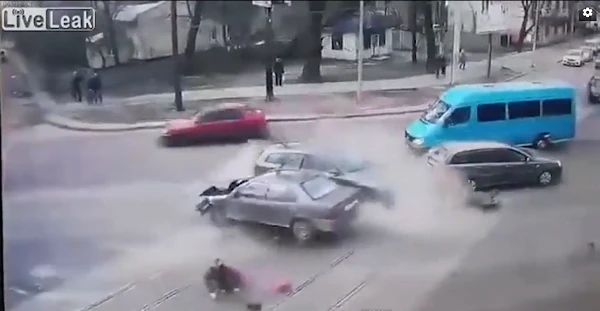 Đâm xe tốc độ cao, 2 người đàn ông bay ra khỏi ôtô 