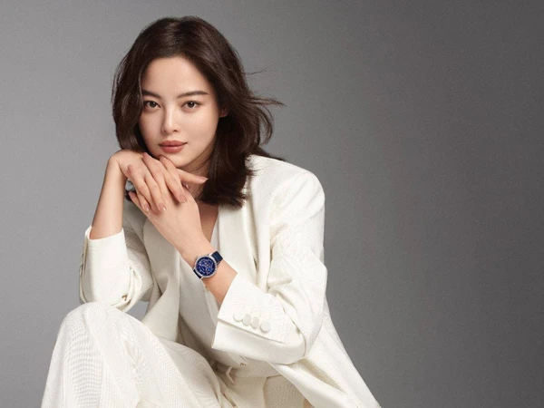 Chỉnh áo ngực trước ống kính, mỹ nhân khiến người nhìn "đứng hình"