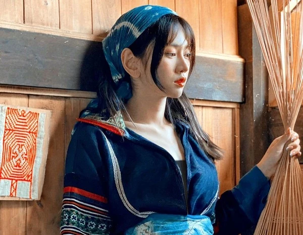 Diện thổ cẩm “trưng trổ” vòng 1, hotgirl bị chỉ trích phản cảm