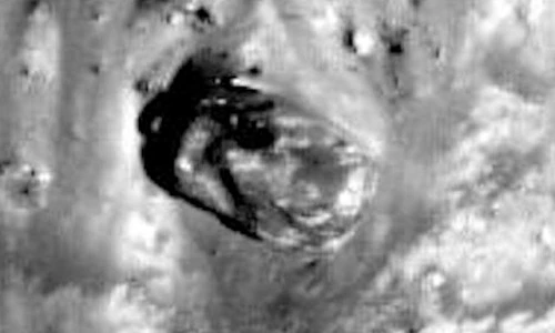 Tìm thấy vật thể nghi UFO dài từ 40m-60m trên Mặt trăng