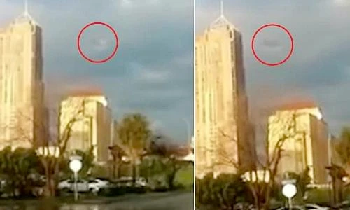 Ảnh giống UFO ẩn hiện trong mây bão ở Texas gây sốt