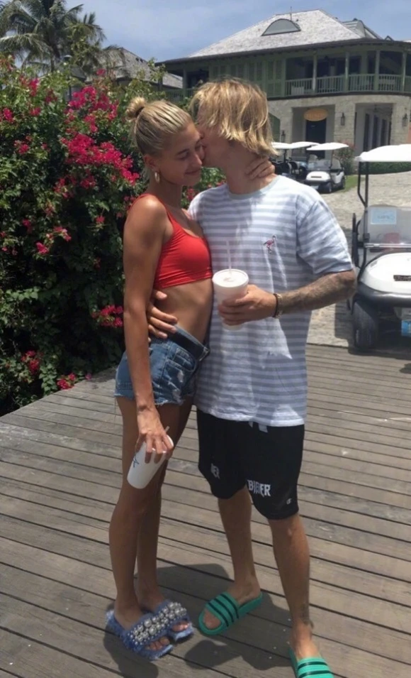 Không thể hiểu nổi kiểu ôm bạn gái “kỳ quặc” của Justin Bieber