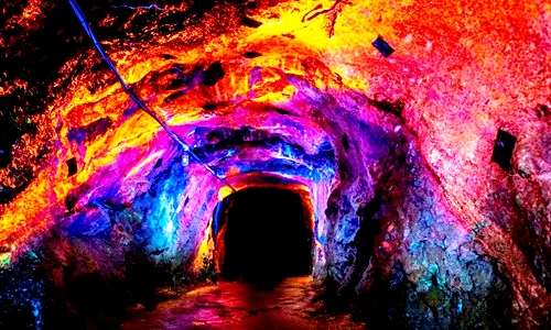 Lộ bí mật sốc đằng sau hang động huỳnh quang, chuyên gia sửng sốt