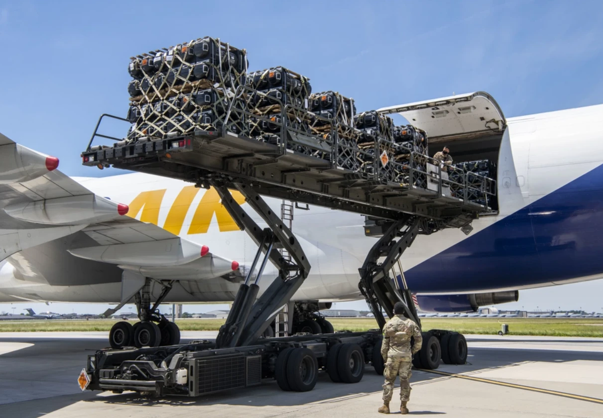 Mỹ dùng máy bay Boeing chở khách tăng viện trợ cho Ukraine