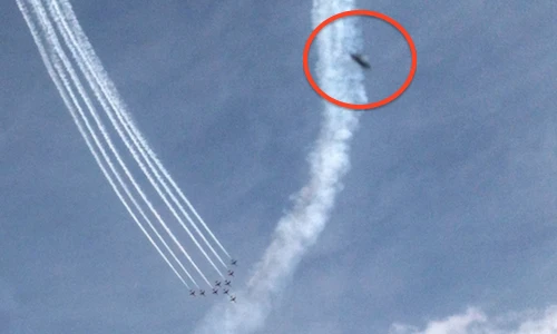 Soi UFO táo tợn đối đầu với 10 máy bay quân sự