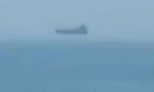 Xôn xao vật thể lạ hình con tàu lơ lửng trên biển