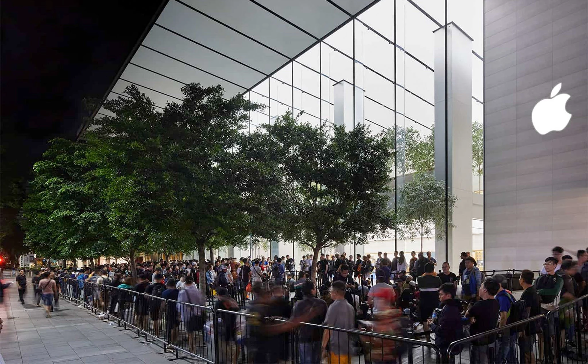 Nhìn lại những lần xếp hàng mua iPhone mới từ 2007 - 2020