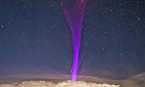 Khoảnh khắc “độc” khi tia sét tím đánh thẳng xuống Trái đất