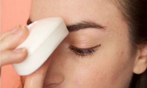 Mẹo chải lông mày sắc lẹm chỉ với một bánh xà phòng