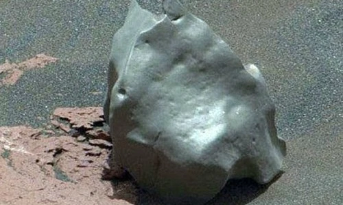 Phát hiện khối kim loại khổng lồ trên sao Hỏa