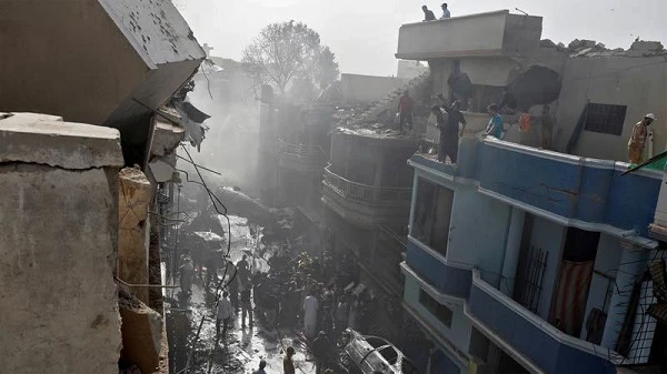 Video: Khoảnh khắc máy bay Pakistan chở 107 người lao xuống khu dân cư