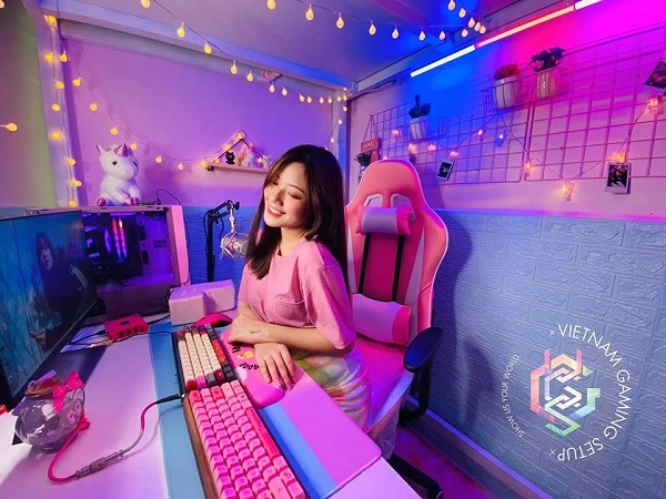 Gái xinh khoe góc gaming cực khủng, ViruSs cũng phải ghen tị 