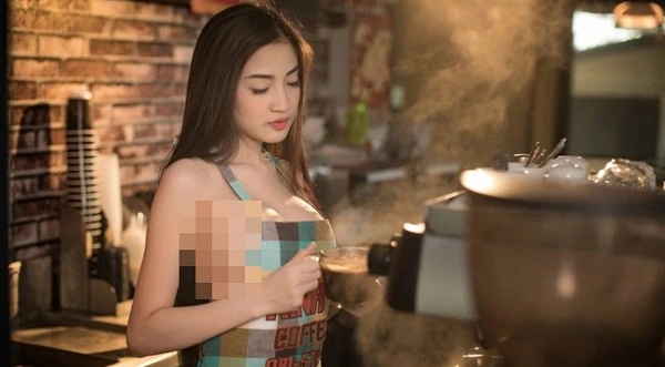 Mặc tạp dề không nội y, gái xinh khoe vòng 1 gây ức chế