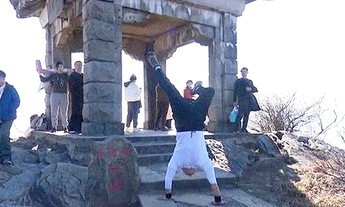 Leo núi bằng tay, người đàn ông Trung Quốc khiến cõi mạng 'dậy sóng'