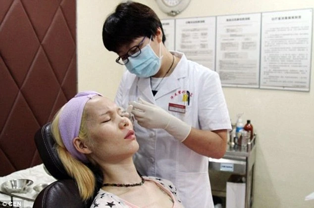 Suýt chết do tự "cắt của quý" chuyển giới