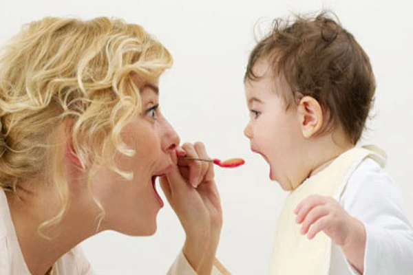 Sợ con biếng ăn thì đừng cho ăn dặm sớm