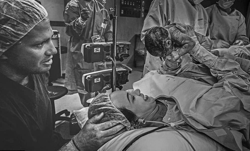 Khoảnh khắc khó diễn tả thành lời khi cha mẹ thấy con lần đầu