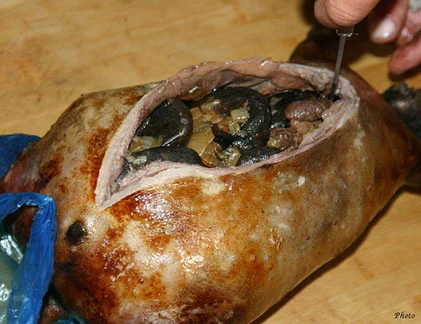 Cận cảnh chế biến bò nguyên con rút xương rùng rợn