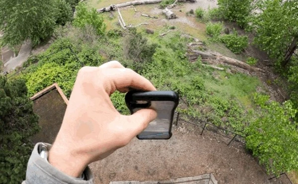 Kết quả bất ngờ khi thử thả rơi iPhone SE 2020 từ độ cao hơn 15m