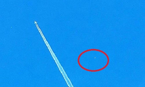 Sửng sốt vật thể bí ẩn bám sát máy bay phản lực