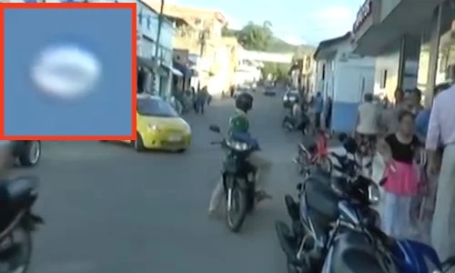 Vật thể lạ hình trái bàng nghi UFO tiếp cận làng nhỏ 