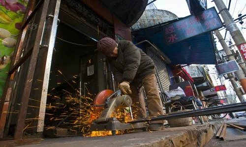 Cụ bà 90 tuổi vẫn làm thợ hàn để giết thời gian