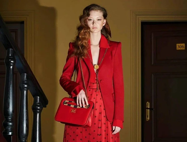 “Cô gái tàn nhang” 23 tuổi “càn quét” show thời trang lừng lẫy