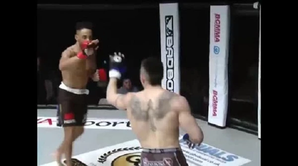 Clip: Vừa đánh vừa nhảy múa, võ sĩ MMA bị đá cho 'vỡ mặt'