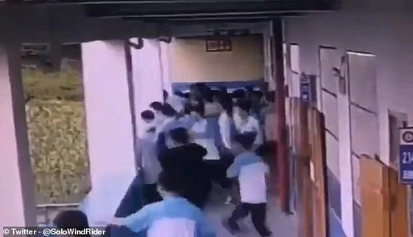 Nam sinh lớp 9 ném bạn từ tầng 4 xuống đất, nạn nhân có nguy cơ tàn phế suốt đời