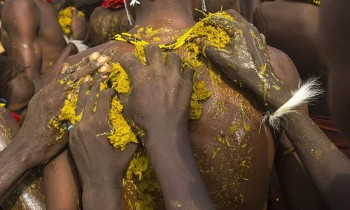 Sự thật về bộ tộc "siêu bẩn", quanh năm không…. tắm