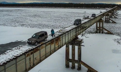 Đứng tim với cây cầu không thành lan can cực nguy hiểm