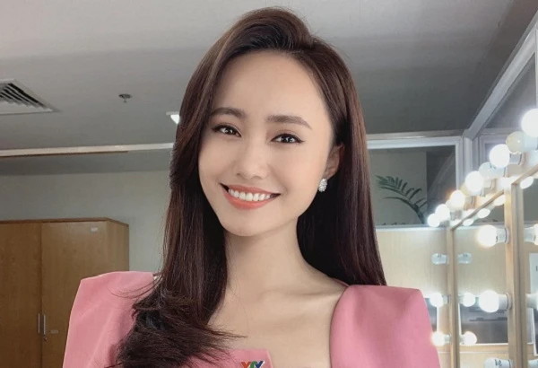 Gu ăn mặc MC dẫn tin dưới cái lạnh thấu xương khiến fans nể phục