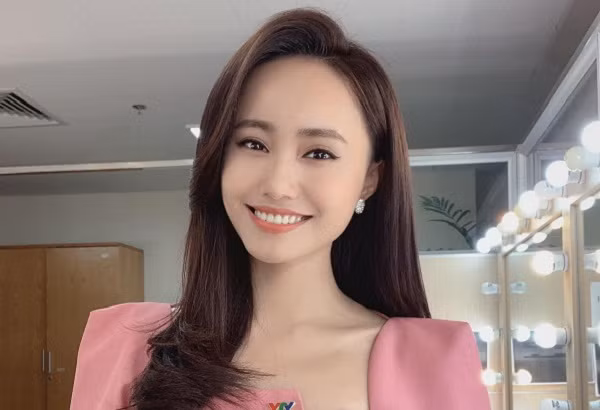 Gu ăn mặc MC dẫn tin dưới cái lạnh thấu xương khiến fans nể phục