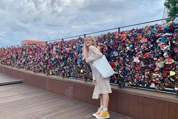 Nữ Youtuber bị cư dân mạng “ném đá” do sử dụng ngôn từ thô bạo