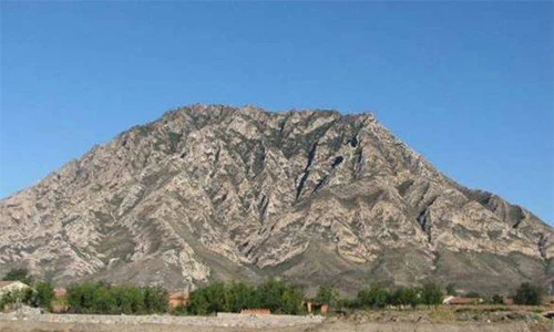 Bất ngờ ngọn núi ở Trung Quốc: Cả trăm năm không mọc một ngọn cỏ?