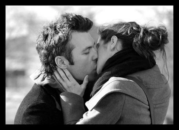 Tác hại kinh khủng của nụ hôn: thủng tai, viêm màng não