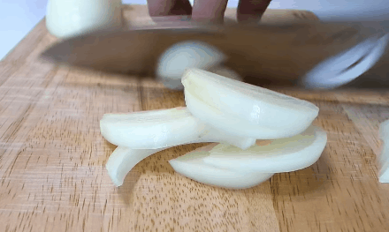 Chế biến 4 món xào giúp hành tây hết hăng lại ngon bất ngờ