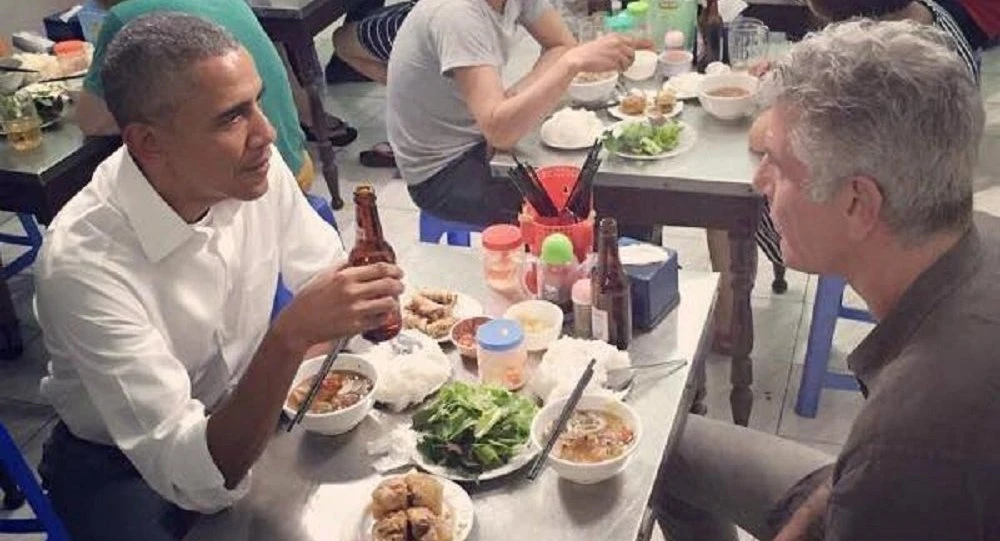 Video: Những hình ảnh đầu bếp Anthony Bourdain cùng Obama ăn bún chả Hà Nội