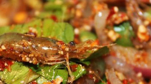 Tận mắt món ăn Thái: Tép “khiêu vũ”... tươi từ đầu đến chân