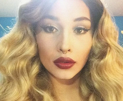 Kinh ngạc xem trai đẹp trang điểm thành sao nữ nổi tiếng