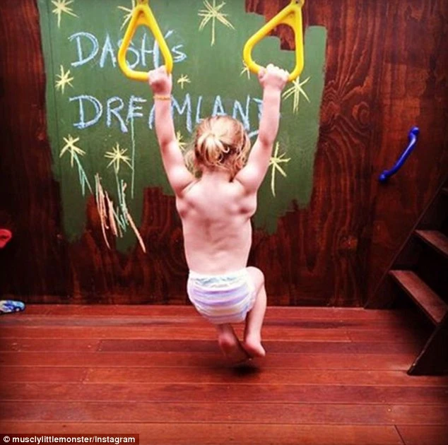 Nhóc tì 3 tuổi cuồng thể dục vạm vỡ nhất thế giới