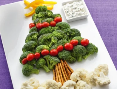 Cách làm cây thông Noel từ rau củ khiến bé thích mê