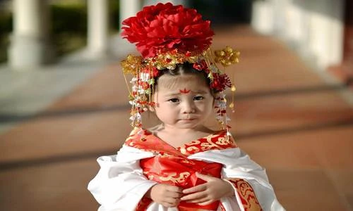 Võ Tắc Thiên nhí cực đáng yêu đốn tim dân mạng